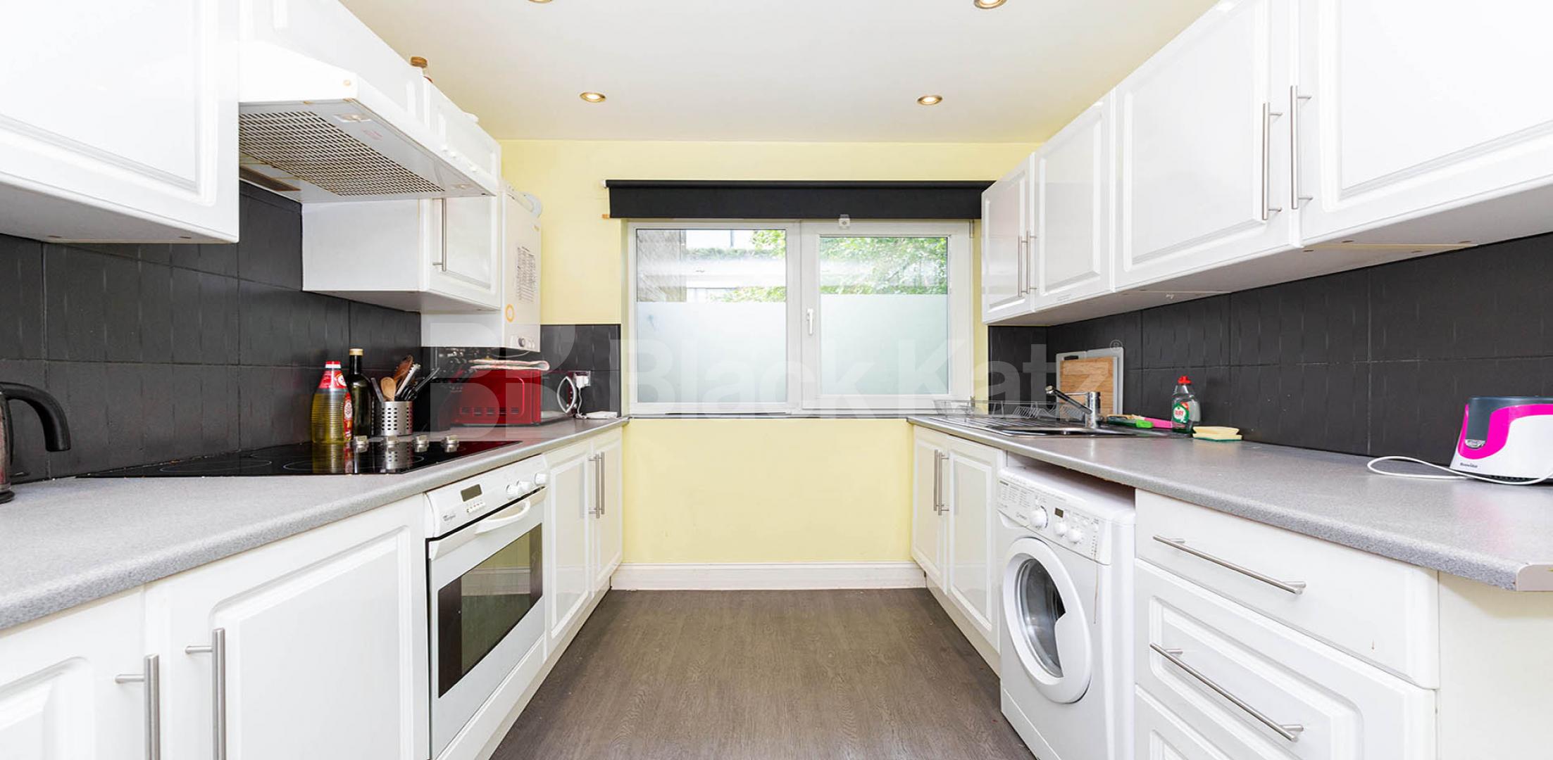 			CLOSE TO CITY UNI, 3 Bedroom, 1 bath, 1 reception Apartment			 Agdon Street EC1, CLERKENWELL